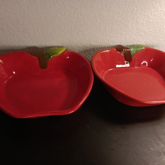 GORGEOUS NEW Pair of Plentiful Pantry Stoneware 10" Apple Shape Bake Bowls. - Picture 6 of 6